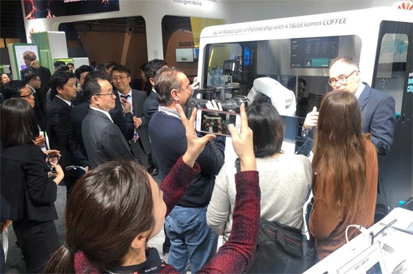 스페인 바르셀로나에서 25일(현지시간) 개막한 '모바일월드콩그레스(MWC) 2019' 관람객들이 KT 5G(세대) 기술을 탑재한 달콤커피의 로봇카페 '비트2E'를 살펴보고 있다. (사진=달콤커피) 