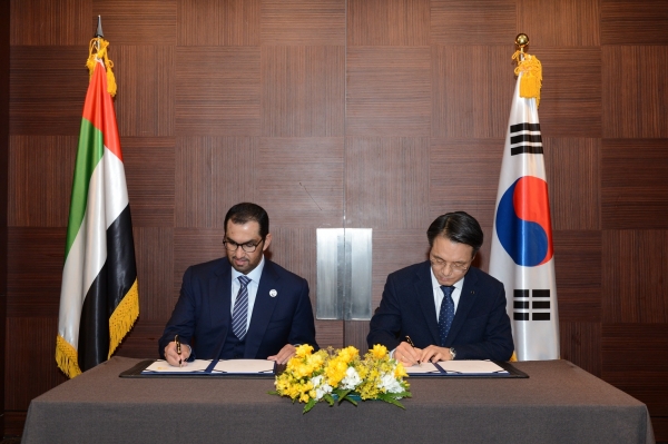김영두 한국가스공사 사장 직무대리(오른쪽)와 술탄 아메드 알 자베르 아부다비국영석유공사 총재가 '유·가스전 개발 및 액화천연가스(LNG) 마케팅 분야 협력 확대를 위한 양해각서(MOU)'에 서명하고 있다.(사진=한국가스공사)