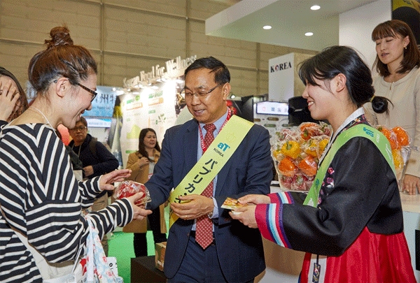 일본 치바현 마쿠하리 멧세에서에서 지난 5~8일 열린 '제44회 국제식품·음료전(Foodex Japan 2019)'에 참가한 한국농수산식품유통공사(aT) 관계자들이 케이푸드(K-Food)를 홍보하고 있다. (사진=한국농수산식품유통공사) 