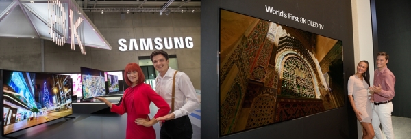 삼성전자 'QLED 8K'(왼쪽)와 LG전자 8K 올레드 TV를 모델들이 소개하고 있다.(사진= 각 사)