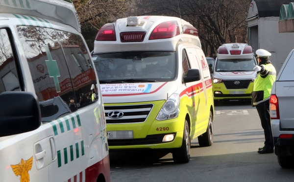 14일 오전 폭발사고가 발생한 한화 대전공장에서 119구급차량이 줄지어 나오고 있다. 이 사고로 근로자 3명이 숨졌다.(사진=연합뉴스)