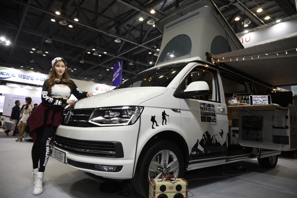 캠퍼밴 제조사인 에이지 오토모빌이 2019 서울모터쇼에 참가해서 폭스바겐 T6 캠퍼밴(캠핑카)을 전시하고 있다. (사진= 권진욱 기자)