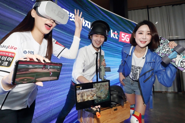 KT 모델들이 VR 단말로 '기가라이브TV', 'e스포츠 라이브', '리얼 360'과 같은 5G 서비스를 즐기고 있는 모습. (사진=KT)