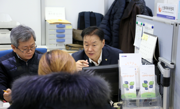 이계문(오른쪽) 신용회복위원회 위원장이 강남서민금융통합지원센터를 방문해 상담을 하고 있다.(사진=신용회복위원회)