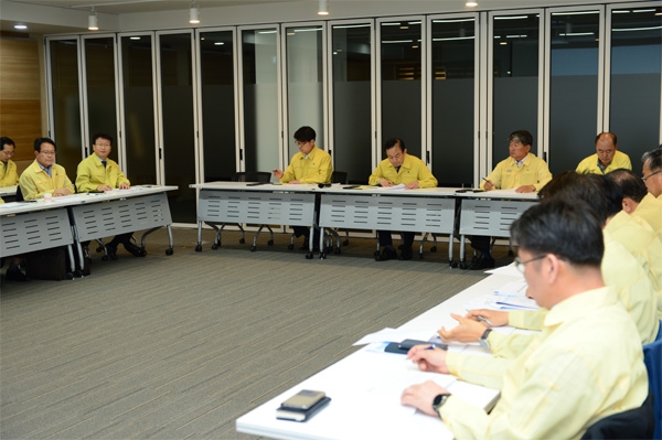 한국수자원공사는 국민안전 향상과 정부 혁신과제 선도를 위해 지난 15일 대전시 대덕구 본사에서 '전사 안전대책회의'를 개최했다고 16일 밝혔다. 수자원공사 임직원들이 회의를 하고 있다. (사진=한국수자원공사)