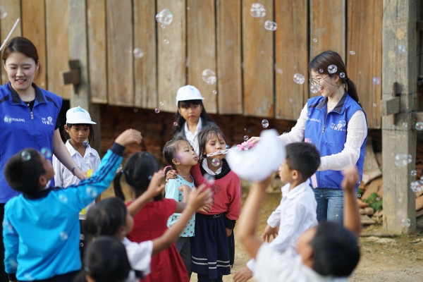 효성 직원들이 꼰촛 마을 유치원을 방문해 아이들과 놀이 프로그램을 진행했다.(사진=효성)
