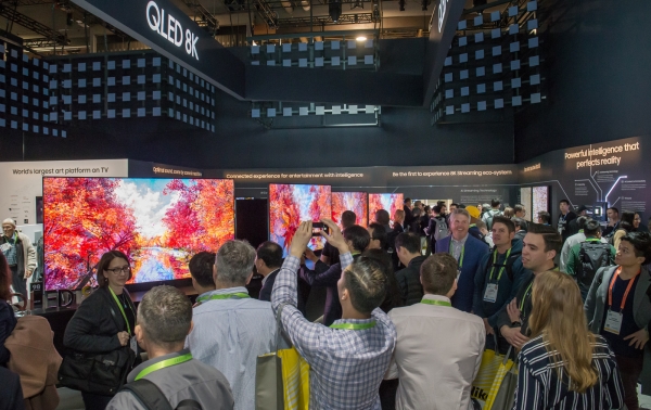 삼성전자가 올해 초 미국 라스베이거스에서 열린 CES 2019에서 QLED 8K TV를 관람객에게 선보이고 있다.(사진=삼성전자)