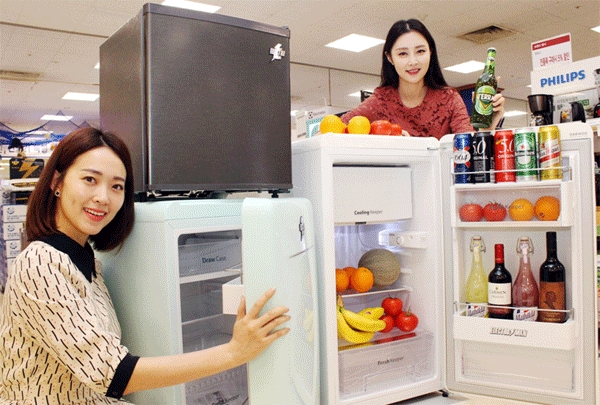 29일 오전 서울 성동구 이마트 성수점에서 모델들이 일렉트로맨 냉장고 3종을 소개하고 있다. (사진=이마트) 