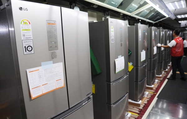 LG전자 직원이 경남 창원시 냉장고 생산라인에서 'LG 디오스 김치톡톡' 스탠드형 모델을 생산하고 있다. (사진=LG전자)