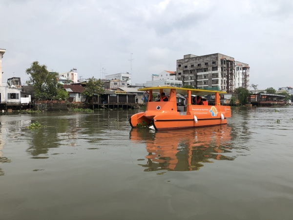 한화그룹이 베트남 남부 빈롱시에 기증한 쓰레기 수거용 태양광 보트가 메콩강을 청소하고 있다.(사진=한화그룹)