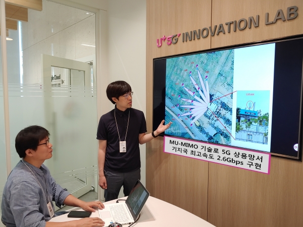 LG유플러스는 MU-MIMO기술을 활용해 서울 여의도에서 13대 이상의 5G 단말로 동시 접속속도를 측정, 2.6Gbps 이상의 기지국(AAU) 속도를 구현했다고 6일 밝혔다. (사진=LG유플러스)
