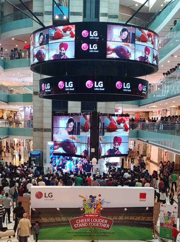 인도 델리 최대 쇼핑몰인 '엠비언스몰'에서 LG전자가 마련한 '크리켓 월드컵 2019' 인도-파키스탄 전 응원 행사에 인도 시민들이 참여해 응원하고 있다.(사진=LG전자)