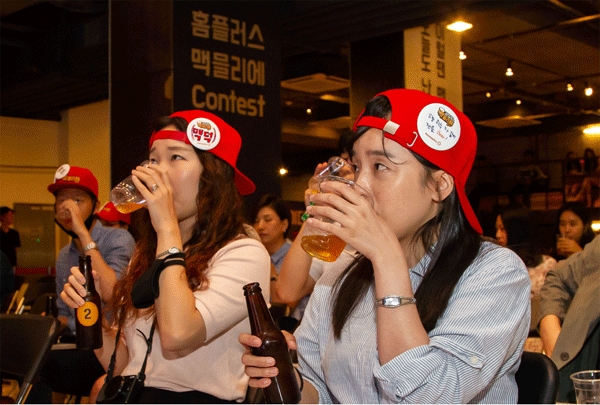 22일 서울 강남구 삼성동 JBK컨벤션홀에서 열린 '제2회 맥믈리에 콘테스트' 결선 참가자들이 맥주를 맛보고 있다. (사진=홈플러스) 
