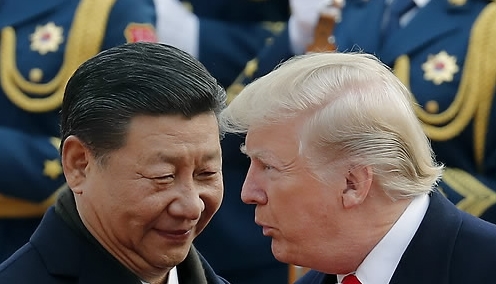 도널드 트럼프 미국 대통령(오른쪽)이 지난해 11월 중국 베이징에서 시진핑 중국 국가주석을 만나 대화를 하고 있다.(사진=연합뉴스)
