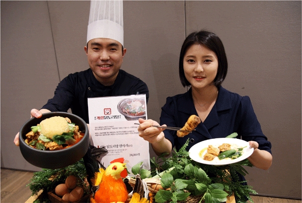 28일 현대그린푸드 직원들이 서울 종로3가 맛집 '계림'의 닭볶음탕을 소개하고 있다. (사진=현대백화점그룹)