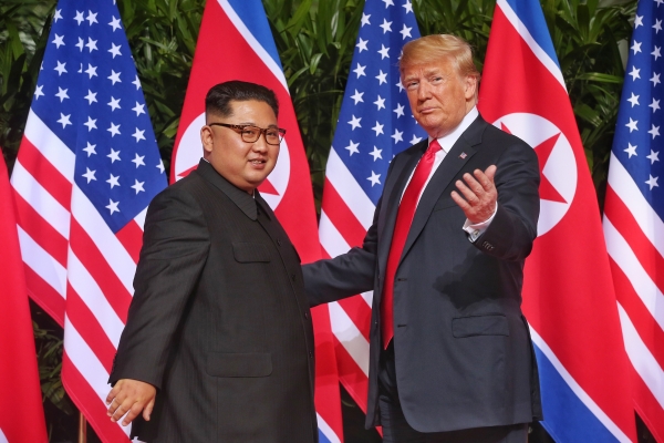 지난 2018년 6월 12일 싱가포르에서 정상회담에 앞서 기념촬영하는 트럼프 미국 대통령과 김정은 북한 국무위원장. (사진=연합뉴스)