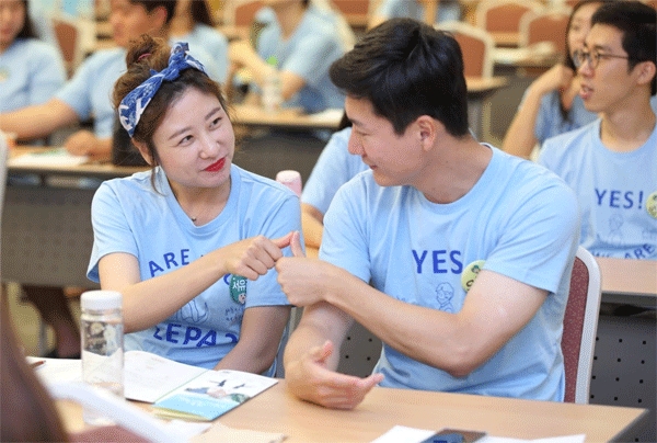 서울 중구 명동1가 서울YWCA회관 대강당에서 지난 22일 열린 '생명사랑 신혼부부학교' 참가자들이 엄지손가락을 맞대고 있다. (사진=유한킴벌리)