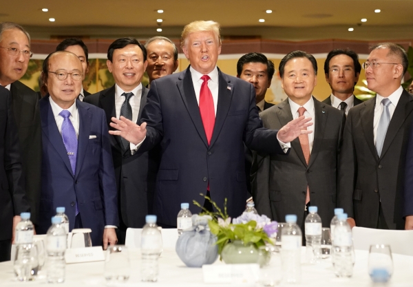 도널드 트럼프 미국 대통령이 30일 그랜드 하얏트 호텔에서 열린 한국 경제인 간담회에서 국내 주요 그룹 총수들과 대화하고 있다.(사진=연합뉴스)