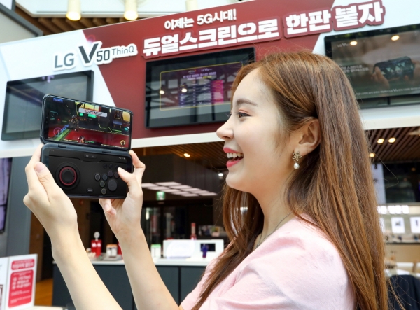 LG전자가 본격 열린 5G 시대를 맞아 전국 주요 LG베스트숍 매장과 이동통신사 매장에서 LG V50 씽큐로 즐기는 게임 페스티벌을 개최하고 있다고 7일 밝혔다. (사진=LG전자)