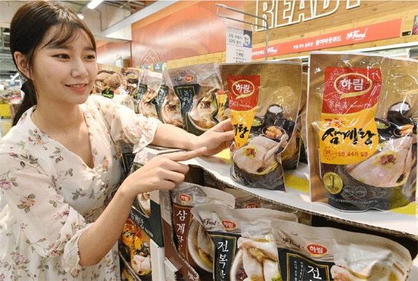 19일 서울 강서구 등촌동 홈플러스 강서점에서 모델이 '하림 삼계탕'을 선보이고 있다. (사진=홈플러스)