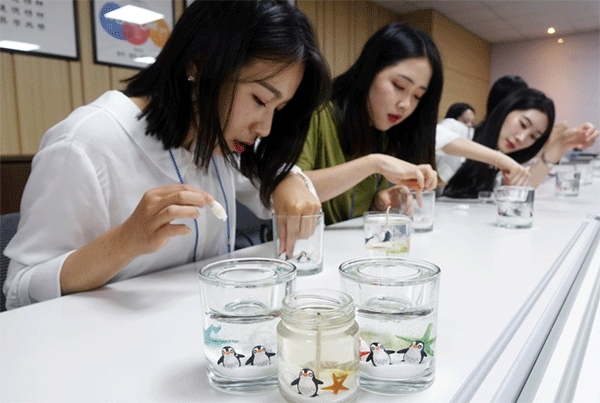 올리브영의 올 상반기 공채 신입사원들이 18일 서울 용산구 CJ올리브네트웍스 아카데미에서 미혼한부모한테 선물할 양초를 만들고 있다. (사진=CJ올리브네트웍스)