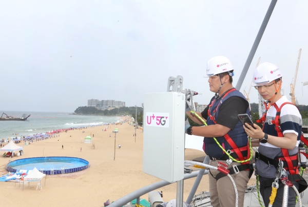LG유플러스 직원들이 강원도 속초시 속초해수욕장에서 5G 기지국을 설치하고 최적화 작업을 하고 있다. (사진=LG유플러스)