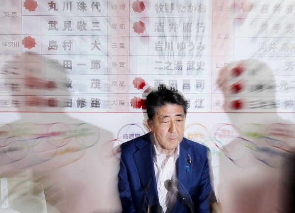 아베 신조 일본 총리가 21일 자민당본부 개표센터에서 참의원선거 결과를 확인하고 있다.(사진=연합뉴스)