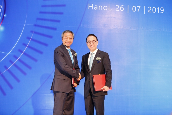 베트남 하노이에서 지난 26일 홍원표 삼성SDS 대표이사 사장(오른쪽)과 응우엔 쭝 찡 CMC 대표이사 회장이 전략적 투자 계약 체결 후 악수하고 있다. (사진=삼성SDS)