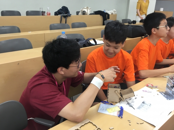 한화-KAIST 청소년 여름과학캠프에 참가한 멘토와 멘티들이 헝그리봇을 만드는 체험활동을 진행하고 있다.(사진=한화그룹)