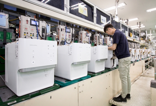 지난 5일 충청남도 공주시에 위치한 웅진코웨이 유구공장 정수기 생산라인에서 직원이 ‘아이스 정수기’를 생산하고 있다.(사진=웅진코웨이)