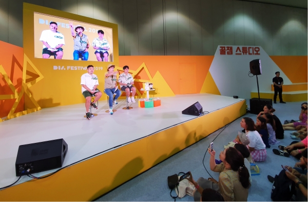CJ ENM이 9일부터 오는 11일까지 부산 벡스코에서 개최하는 '다이아 페스티벌 2019 in 부산' 꿀잼 스튜디오에서 곤충 콘텐츠를 다루는 '에그박사'가 퀴즈쇼 무대를 진행하고 있다. (사진=CJ ENM)