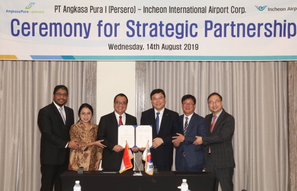 인천공항공사는 지난 14일 인천 파라다이스시티 호텔에서 인도네시아 제1공항공사(AP1)와 '인천공항공사–AP1 간 해외사업 동반추진 및 협력관계 구축'을 위한 양해각서(MOU)를 체결했다고 16일 밝혔다. (사진=인천공항공사)