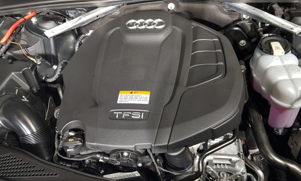2.0L 직렬 4기통 가솔린 직분사 터보차저 (TFSI) 엔진. (사진= 권진욱 기자)