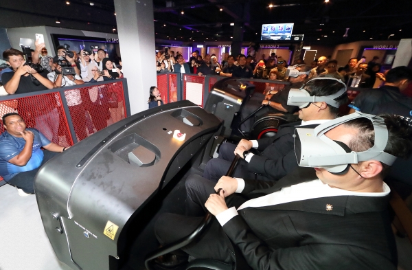 KT와 IISB가 함께 구축한 말레이시아 VR 테마파크 '브리니티'에서 현지 고객들이 VR 어트랙션과 게임을 체험하고 있다. (사진=KT)