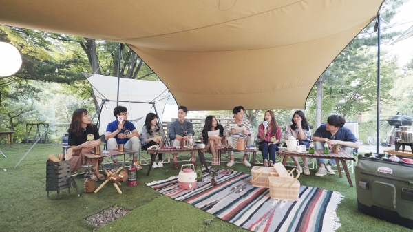 '캐주얼 캠핑(Casual Camping)' 콘셉트로 채용담당자와 주니어 구성원들이 설명회를 진행하고 있는 모습. (사진=SK텔레콤)