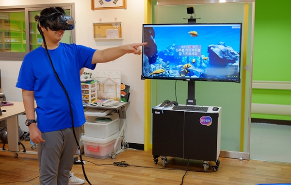 연세대 재활학교 학생이 VR 인지훈련 콘텐츠를 체험하고 있다.(사진=한컴지엠디)