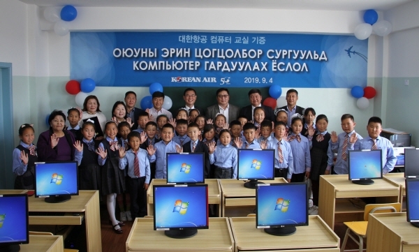 대한항공은 지난 4일 몽골 울란바타르시 바가노르구 소재 어뉴니애랭 국립학교에 학습용 컴퓨터와 체육용품 등을 기증했다고 6일 밝혔다. (사진=대한항공)