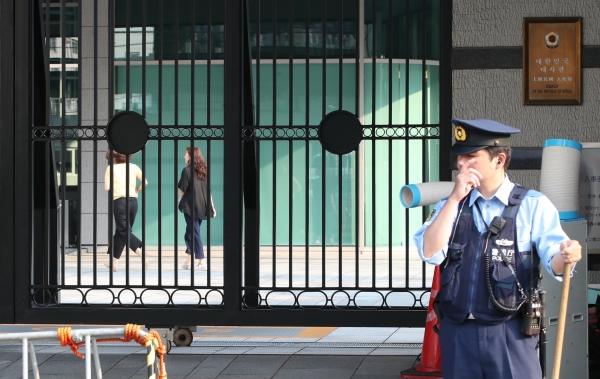 2일 일본이 예정대로 우리나라를 '화이트리스트(백색국가 명단)'에서 배제할 것으로 알려진 가운데 지난 1일 오후 일본 도쿄 주일대사관 앞에서 현지 경찰이 경계 근무를 서고 있다. (사진=연합뉴스)