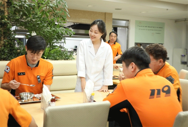 서울시내 한 소방서에서 영양사가 지켜보는 가운데 소방공무원들이 식사하고 있다. (사진=서울시 소방재난본부) 