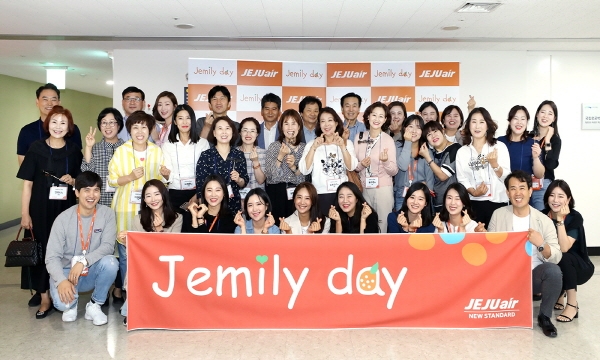 제주항공은 20일 객실승무원 부모를 회사로 초청하는 '제밀리 데이(Jemily day)' 행사를 진행했다. (사진=제주항공)