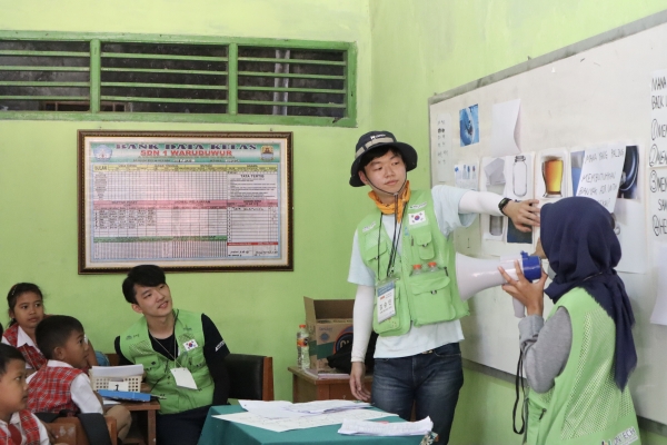 'H 컨텍 해외기술봉사단'의 봉사단원들이 인도네시아 현지 학생들을 대상으로 봉사활동을 진행하고 있다. (사진= 현대건설)