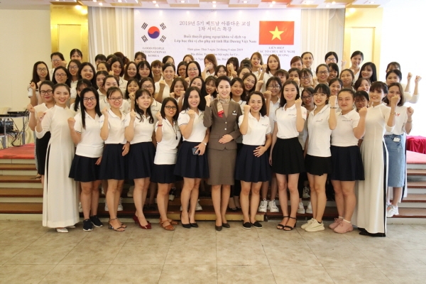 아시아나항공은 지난 24일 베트남 하노이 하이즈엉성 아우 꼬(Au Co) 연회장에서 '베트남-아름다운 교실' 훈련생 80명과 강사를 대상으로 서비스 교육을 실시했다고 25일 밝혔다. (사진=아시아나항공)