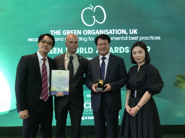 한국공항공사는 베트남 호치민에서 개최된  '2019 그린월드 어워드(Green World Awards)' 시상식에서 전국 14개 공항의 에너지 관리 노력과 성과를 인정받아 에너지관리 부문 금상을 수상했다고 1일 밝혔다. (왼쪽부터) 임경진 한국공항공사 환경에너지TF 과장, 마크 울렌(Mark Wolens) 더 그린 오거니제이션 제너럴 매니저, 김한수 한국공항공사 공항시설실장, 황미혜 한국공항공사 환경에너지TF 과장. (사진=한국공항공사)