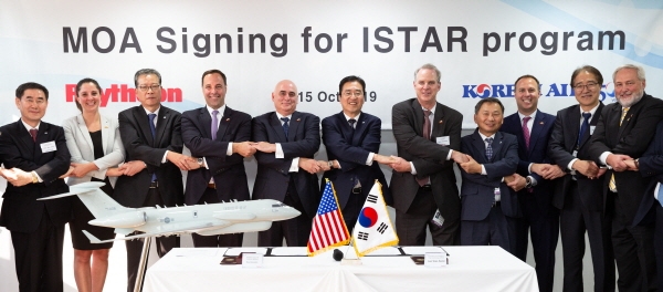 대한항공은 지난 15일 성남 서울공항에서 개최된  '서울 국제 항공우주 및 방위산업 전시회(ADEX)'에서 세계적인 방산업체 '美 레이시온사'와 ISTAR 사업의 기술협력을 위한 합의서(MOA)를 체결했다고 16일 밝혔다. 이수근 대한항공 기술부문 부사장(왼쪽 여섯 번째)과 로이 아즈베도 레이시온 우주 항공부분 사장(왼쪽 다섯 번째) 등 행사 관계자들이 기념촬영을 하고 있다. (사진=대한항공)