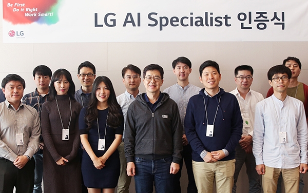 박일평 LG전자 CTO 사장(앞줄 왼쪽에서 네번째)이 선발된 인공지능 전문가들과 기념촬영을 하고 있다.(사진=LG전자)