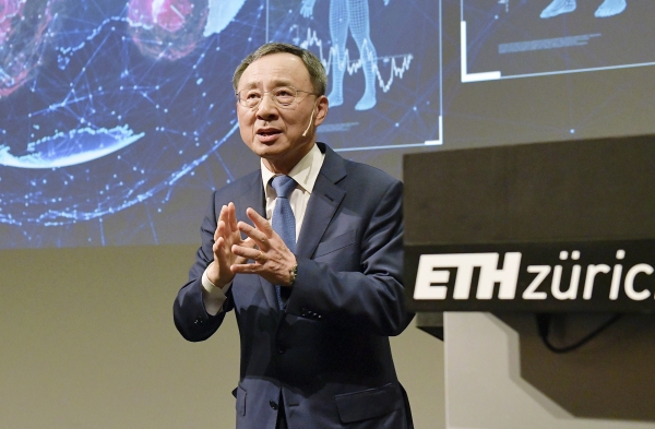 황창규 KT 회장이 22일(현지시간) 스위스 취리히에 위치한 취리히 연방공대(ETH Zurich)에서 '5G, 번영을 위한 혁신(5G, Innovation for Prosperity)'을 주제로 특별강연을 하고 있다. (사진=KT)