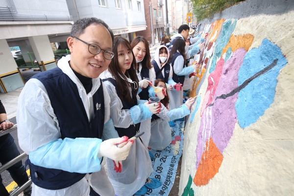 OK금융그룹 임직원들이 2일 서울 양천구 양동초등학교에서 벽화 그리기 봉사활동을 하고 있다. (사진=OK금융그룹)