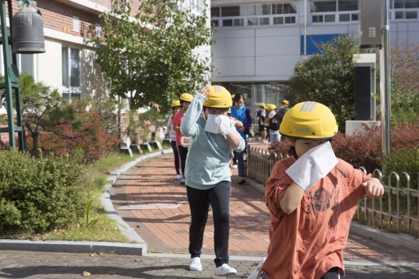 지난 1일 경북 경주시 감포초등학교에서 진행된 화재 대피 훈련에서 학생들이 '재난방재용 경안전모'를 착용하고 훈련에 참여하고 있다. (사진= 현대건설)