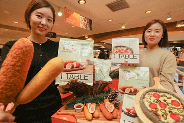 서울 강남구 압구정동 현대백화점 압구정본점 식품관에서 10일 직원들이 HMR PB 원테이블(1 TABLE)의 신제품 간식(존쿡델리미트 핫도그 2종, 디아볼라 피자)을 소개하고 있다. (사진=현대백화점) 