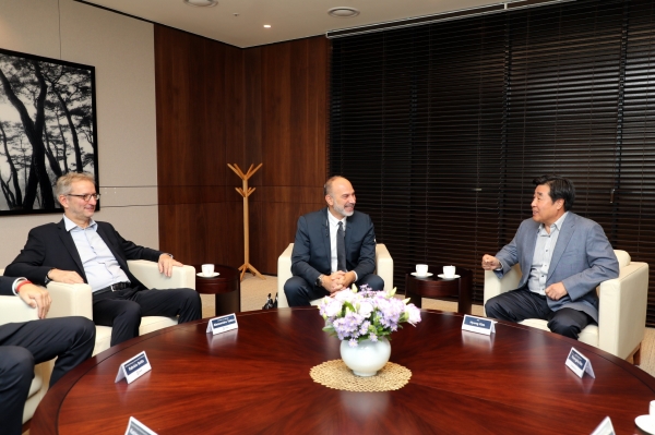 김형 대우건설 사장(오른쪽에서 첫번째)과 마우리지오 코라텔라 사이펨 Onshore E&C COO(오른쪽에서 두 번째)가 환담을 나누고 있다. (사진=대우건설)